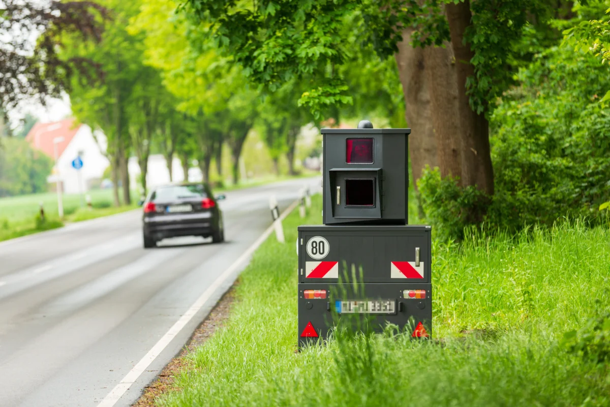 Blitzer am Strassenrand